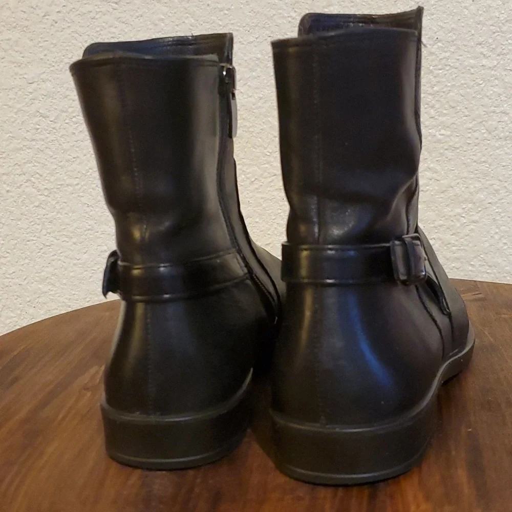 Ecco| Black Supple Smooth Leather Booties Boots Side Zip Low Heel   Sz.6